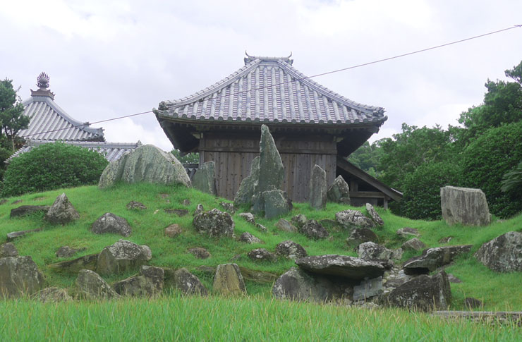 豪快な石組が衝撃的なインパクト。阿波国分寺庭園 | Niwasora ニワソラ